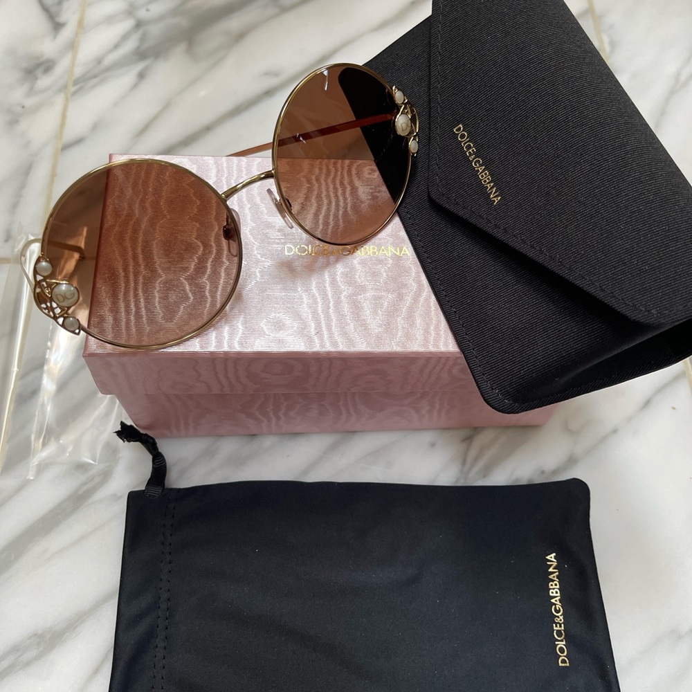 DOLCE & GABBANA ROUND SUNNIES WITH EMBELLISHED PEARLS WITH GOLD LOGO DETAILING - Picture 16 of 16